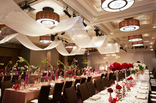 쉐라톤 서울 디큐브시티 호텔이 오는 30일 '쉐라톤 로맨틱 블로썸 웨딩페어'를 개최한다. 신부를 빛내줄 다양한 디자인의 드레스가 특히 관심을 끌 것으로 보인다. 참석한 이들에게 특별한 혜택도 선사한다. 쉐라톤 서울 디큐브시티 호텔 제공